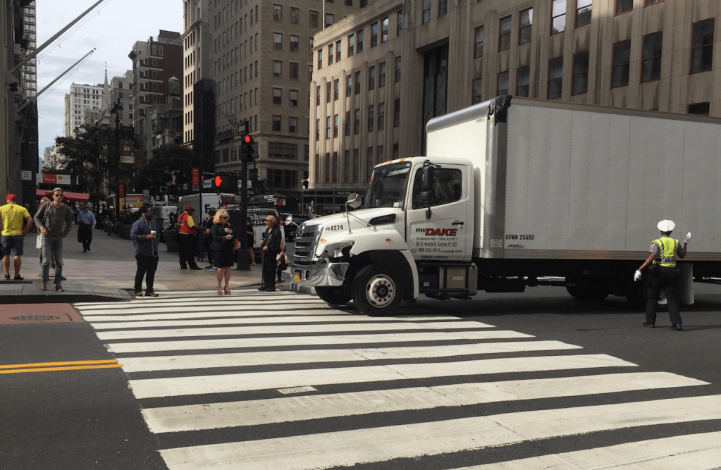 NYPD Traffic Agents Wave Drivers Into 34th Street Bus Lane — It’s Official City Policy