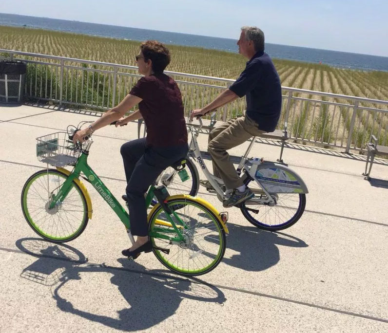 Look, ma, no helmet! Photo: Eric Phillips