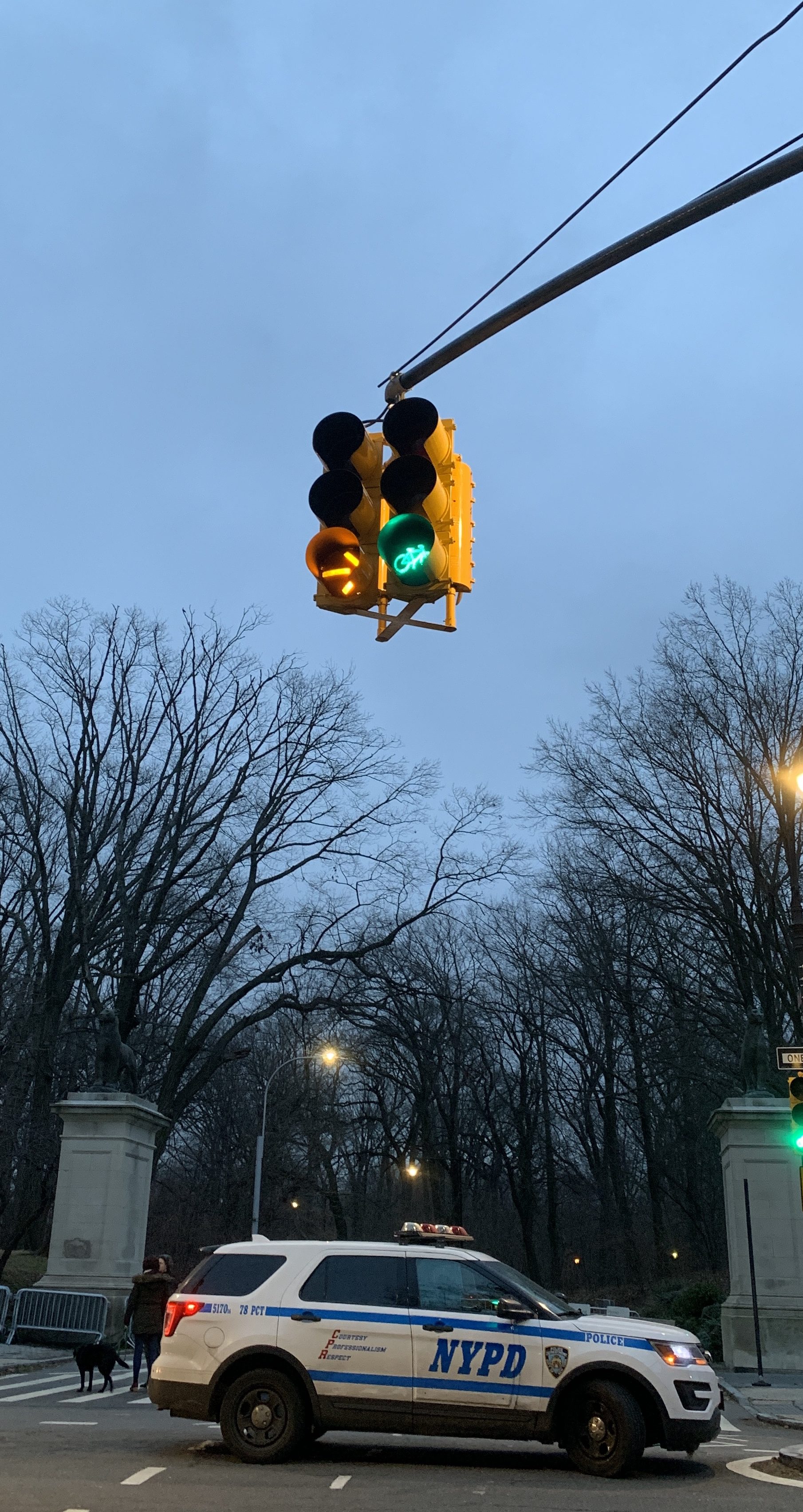 Drivers get only a yellow yield arrow, while cyclists always have the green light. Photo: Gersh Kuntzman