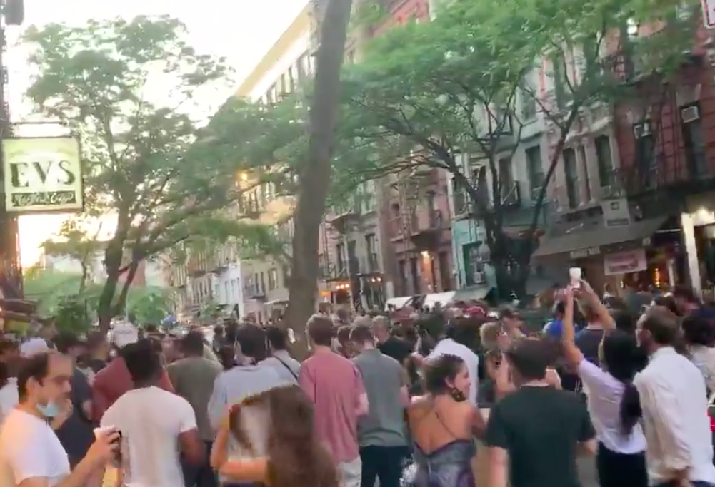 Crowds at Restaurants Show the Need For Open Space Now