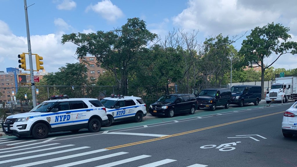 Mayor’s Motorcade Parks In Queens Bike Lane So Mayor Can Make Ferry Announcement