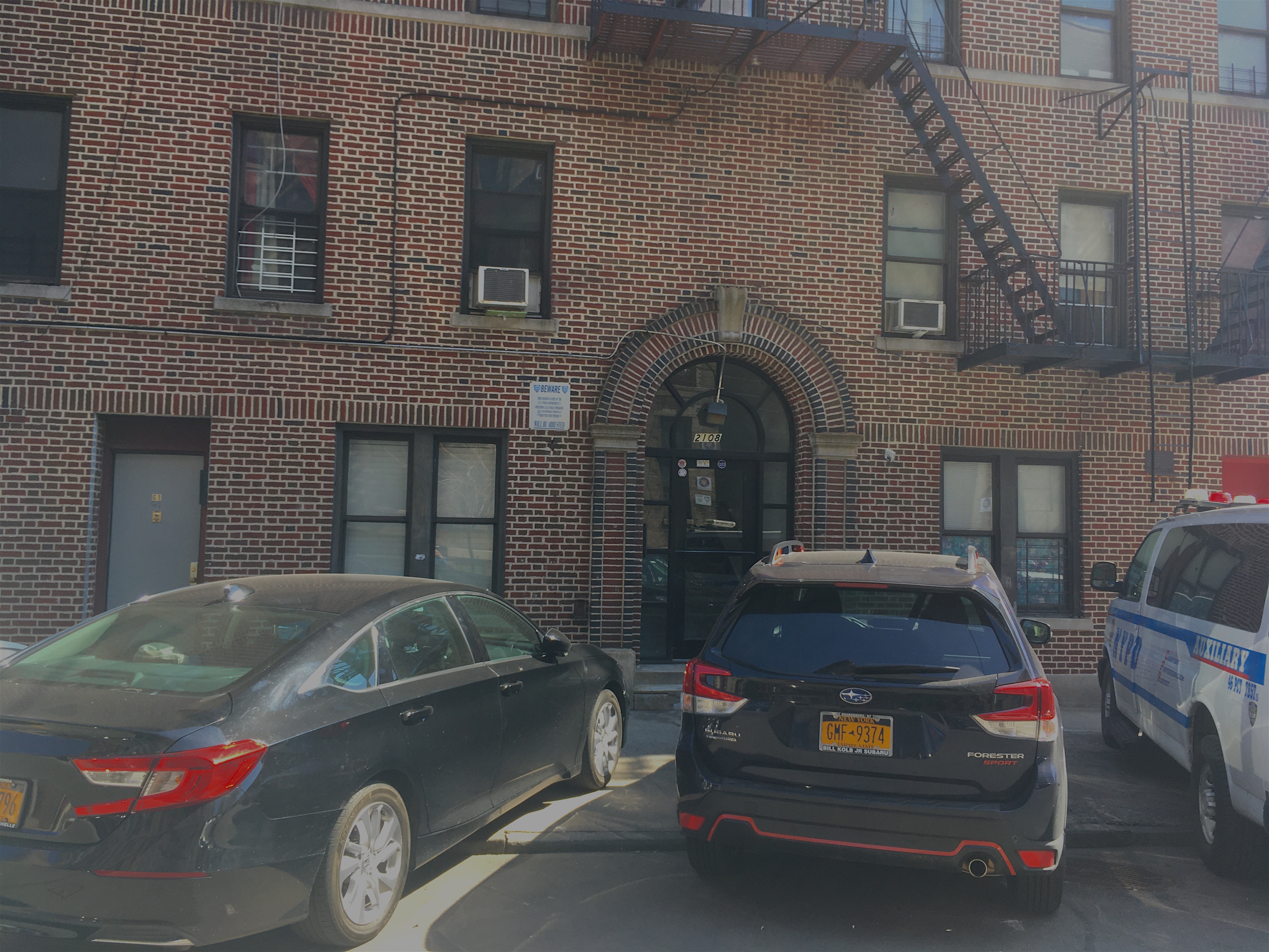 46-cars-apartment house