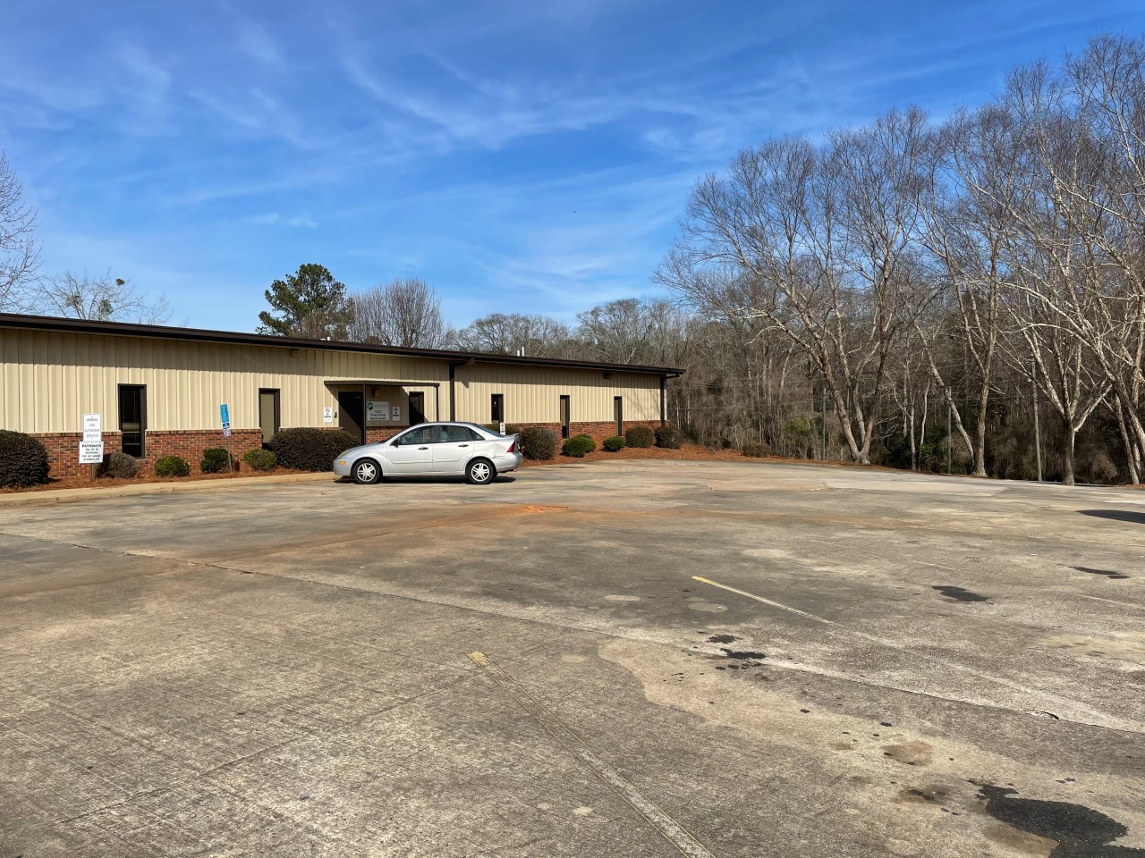 A dealership at this building in LaGrange, Georgia, issued 20,000 Georgia temp tags in seven months last year and is operated by a New Yorker. Photo: Blake Aued