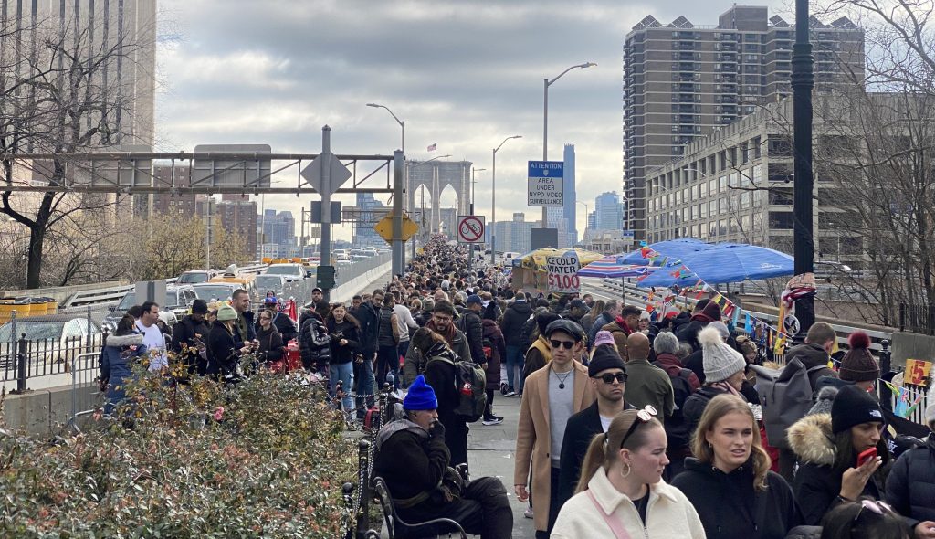 New Year’s Leave! City To Kick Vendors Off Bridges Tomorrow