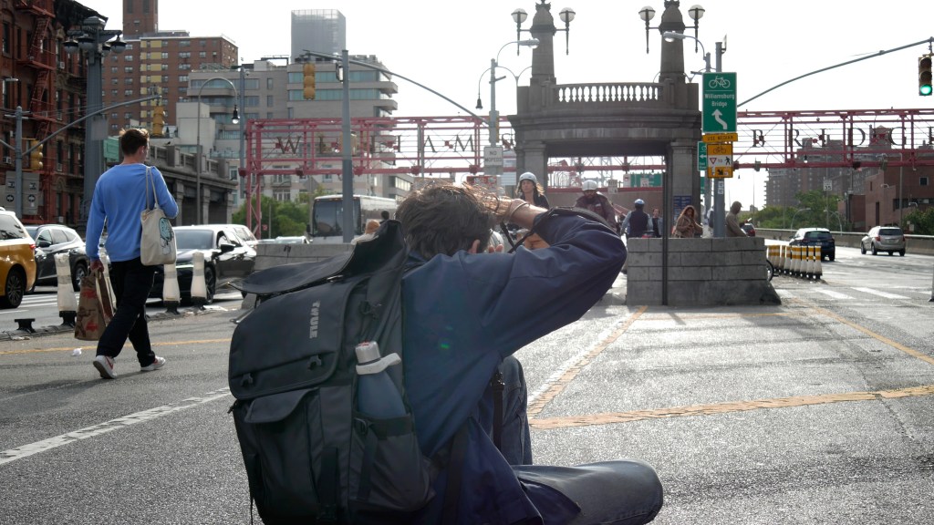 Photo Op: Tight Squeeze for Cyclists is Perfect Frame for Williamsburg Bridge Shutterbug