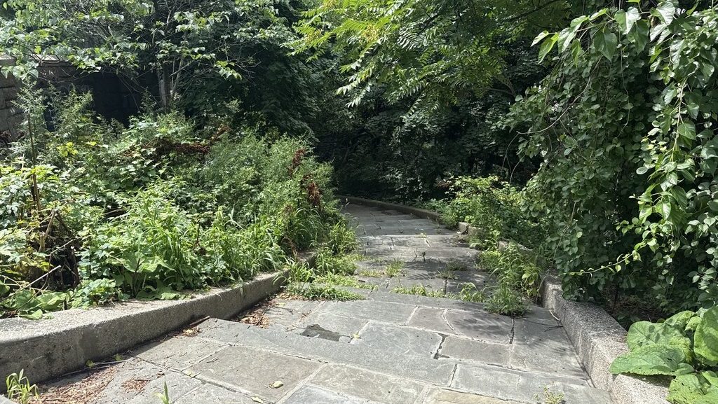 Eyes on the Street: Inwood’s Newest Bike Lane Forces Greenway Cyclists To Take the Stairs