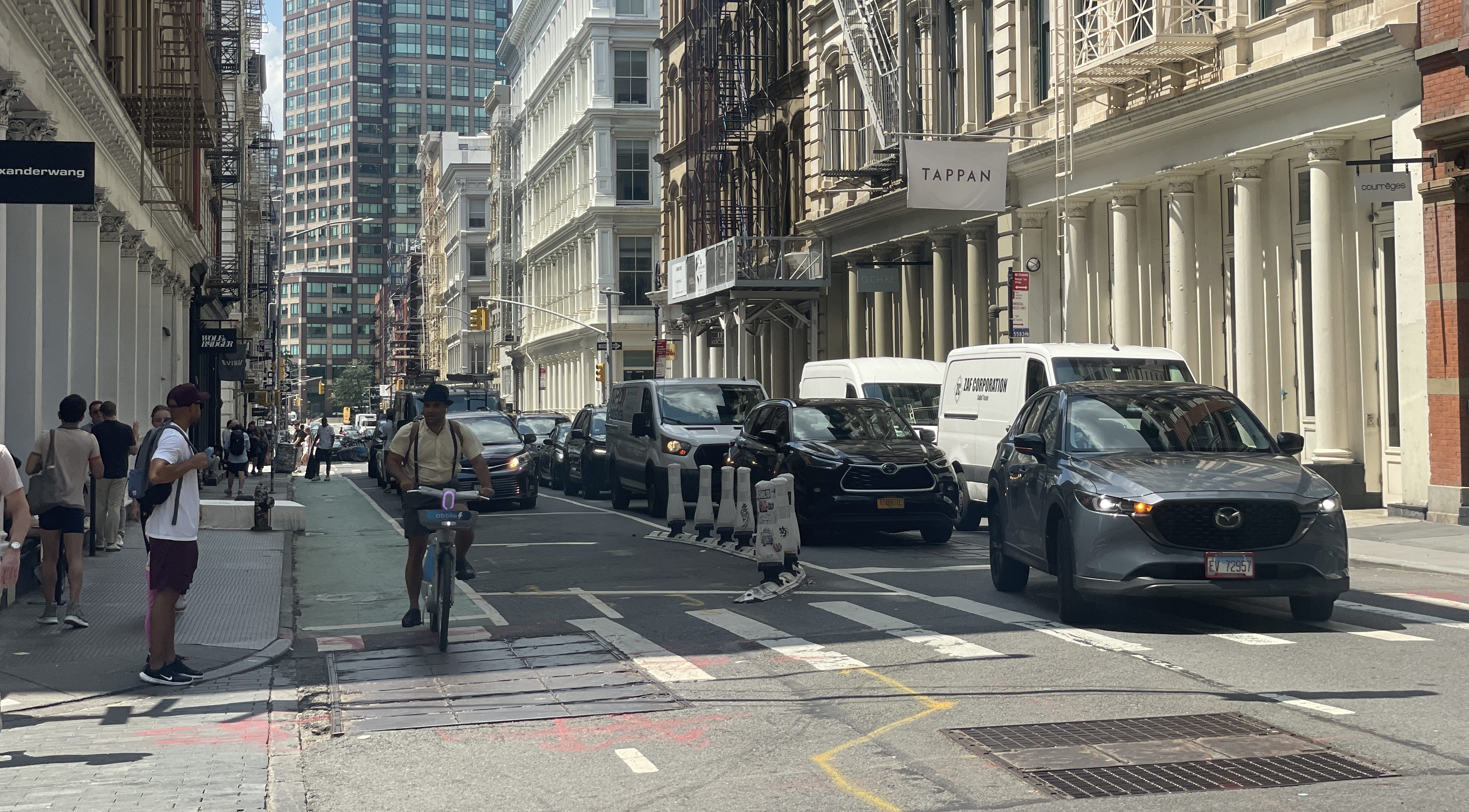 Manhattan Community Board Asks DOT to Revise Narrow Grand Street Bike Lane